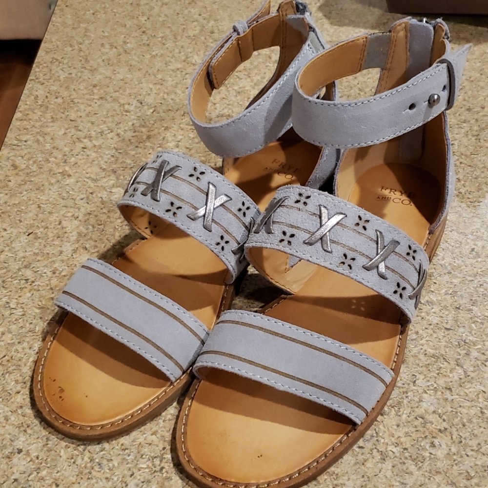 FRYE GREY LEATHER/SUEDE SANDALS. NWOT 6.5